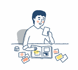 プリントした写真を整理している男性