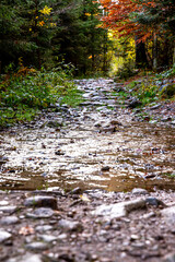 Überfluteter Weg oberhalb des Großen Wasserfall von Tendon
