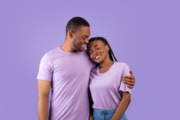 Obraz premium African American man hugging his woman at studio