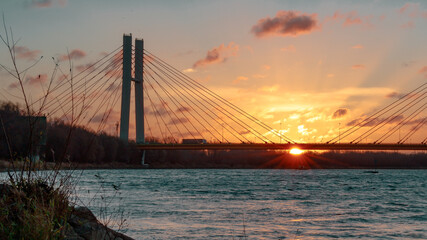 Fototapeta na wymiar most wiszący Wisła wschód słońca i chmury
