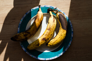 Mocno dojrzałe banany leżące na talerzu © Karol
