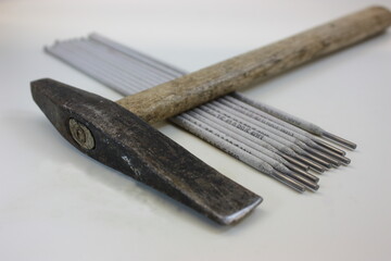 Stabelektroden mit Schlackehammer