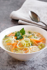 Hühnersuppe mit Gemüse und Nudeln