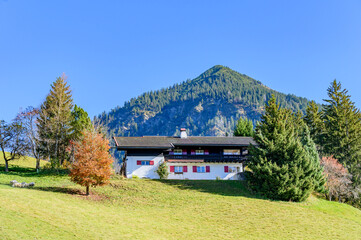 typisches alpenländisches Haus in den Bergen