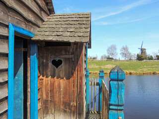 Alte Holz Tür mit Herz Toilettentür auf einem Hausboot