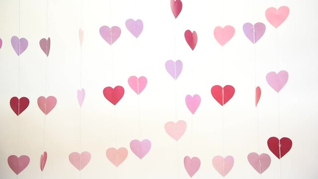 Coeurs volant au vent sur fond blanc pour la saint valentin et les amoureux