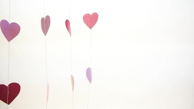 Coeurs volant au vent sur fond blanc pour la saint valentin et les amoureux