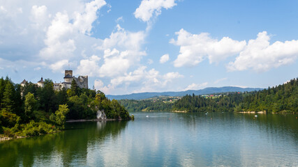 Fototapeta na wymiar View of the castle in Niedzica with a lake