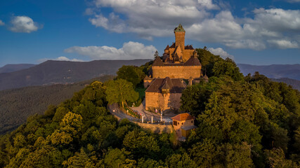 Château du Haut-Kœnigsbourg au levé du soleil Alsace 67 France