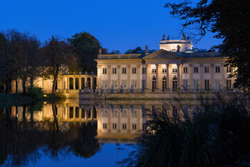 Fototapeta na wymiar Palace on the Isle at Night in Lazienki Park, Warsaw, Poland