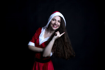 Fototapeta na wymiar Ragazza vestita da Babbo Natale