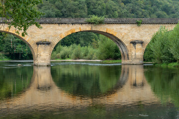 Fototapeta na wymiar Périgord, Dordogne, Frankreich: Flusslandschaft mit Brücke