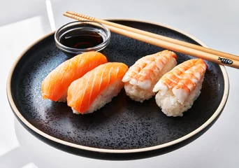 Tragetasche  Plate of two shrimp nigiri sushi and two salomon nigiri sushi isolated on white background © Krakenimages.com