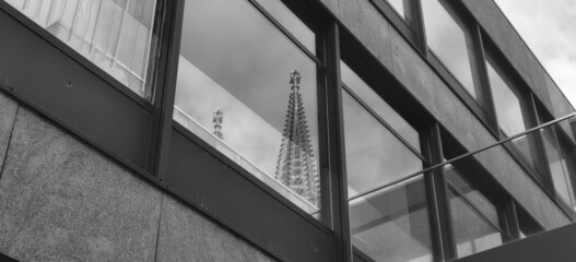 Fototapeta premium Kölner Dom spiegelt sich im Fenster