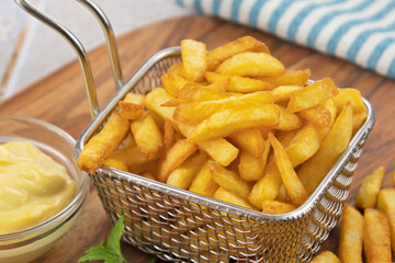 Frites en panier sur une table en bois