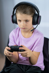 Girl plays the console_003