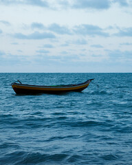 Fototapeta na wymiar Boat in the middle of the sea