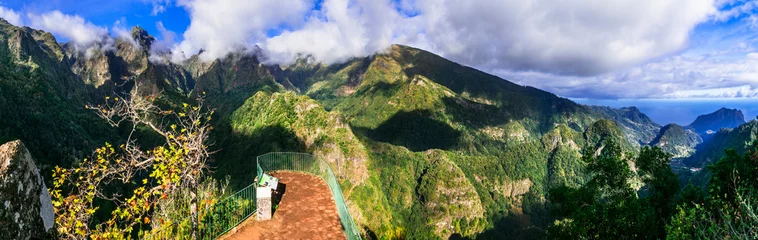 Gardinen Breathtaking nature scenery of Madeira island, hiking in mountains. Popular tourist walk "Vereda dos Balcoes" with stunning viewpoint © Freesurf