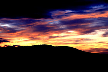 Farbenpracht am Himmel in der Rhön. Bremen, Geisa, Thüringen, Deutschland, Europa  --  
Splendor of colors in the sky in the Rhoen. Bremen, Geisa, Thuringia, Germany, Europe