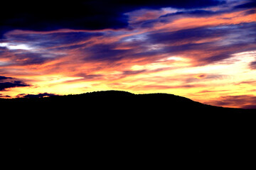 Farbenpracht am Himmel in der Rhön. Bremen, Geisa, Thüringen, Deutschland, Europa  --  
Splendor of colors in the sky in the Rhoen. Bremen, Geisa, Thuringia, Germany, Europe
