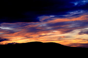 Farbenpracht am Himmel in der Rhön. Bremen, Geisa, Thüringen, Deutschland, Europa  --  
Splendor of colors in the sky in the Rhoen. Bremen, Geisa, Thuringia, Germany, Europe