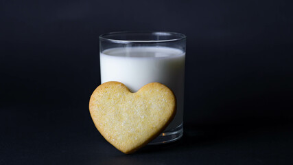 Obraz premium a glass of latte and cookie