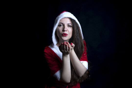 Donna con abito da Babbo Natale che invia un bacio