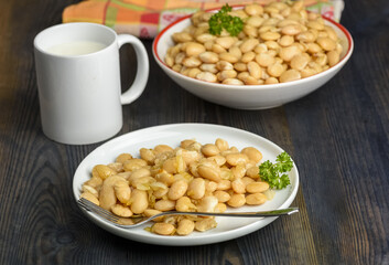 white beans baked with onions