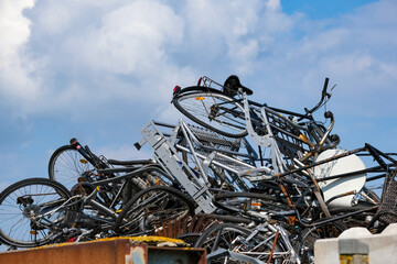 Ein Haufen Fahrräder und anderer Metall Schrott in einem Container auf einem Entsorgungshof vor...