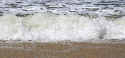 foto em close de uma onda, na praia de trancoso, bahia 