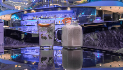 Verre de mojito et de pina colada sur une table dans un bar.
