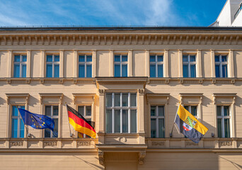 Flaggen an dem Gebäude der landesvertretung von Sachsen Anhalt in Berlin