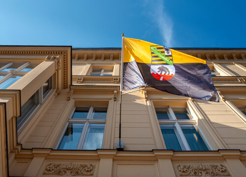 Flaggen an dem Gebäude der landesvertretung von Sachsen Anhalt in Berlin