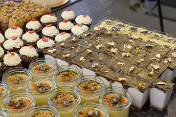 Słodki st&oacute;ł, mono porcje, desery w słoikach, mini desery