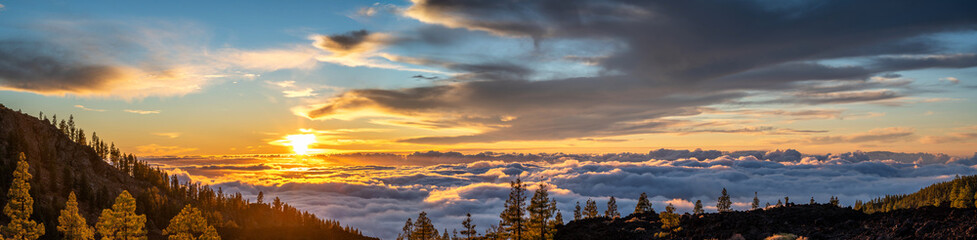 Panorama des Sonnenuntergang über der Wolkendecke am Teide auf Teneriffa
