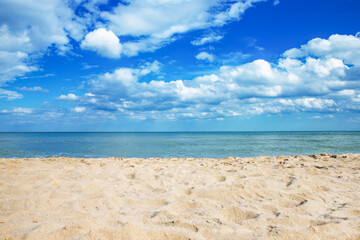 Fototapeta na wymiar Beautiful sky and blue sea