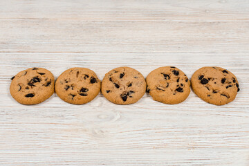 Obraz premium Chocolate chip cookies on a wooden table.