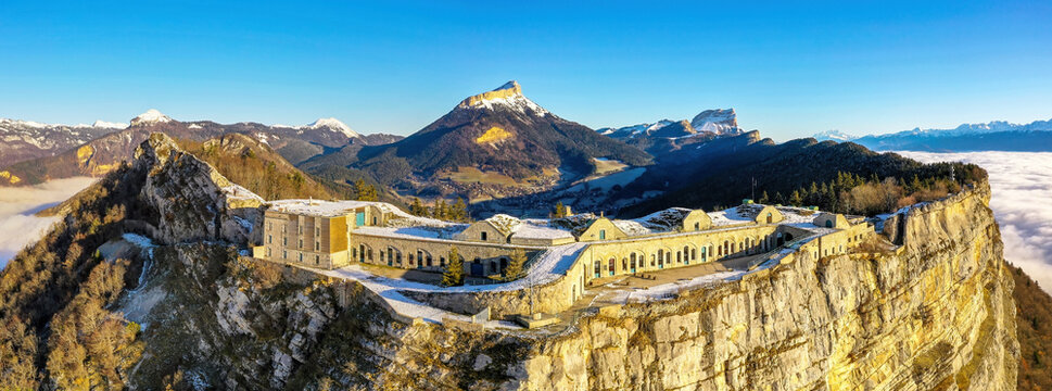 Le fort du Saint-Eynard dans les alpes en France - Vue a&eacute;rienne