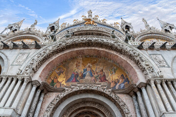 Obraz premium Facade of the Main Gate of the St Mark's Basilica in Venice