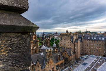 Miasto Edynburg stolica Szkocji z lotu ptaka o zachodzie słońca.