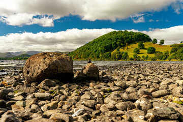 Kamienny brzeg na plaży przy jeziorze w Lake District (Kraina Jezior) obszar w...