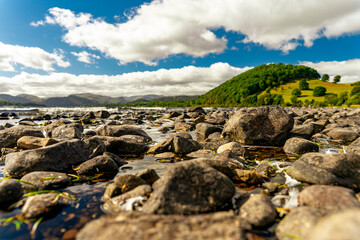 Kamienny brzeg na plaży przy jeziorze w Lake District (Kraina Jezior) obszar w...