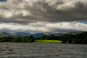 Górzysty zielony krajobraz w deszczowy pochmurny dzień Lake District (Kraina Jezior) obszar w...
