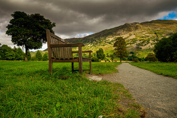 Drewniana ławka, krajobraz górski, dolina w Lake District (Kraina Jezior) obszar w północno-zachodniej Anglii w hrabstwie Kumbria - obrazy, fototapety, plakaty