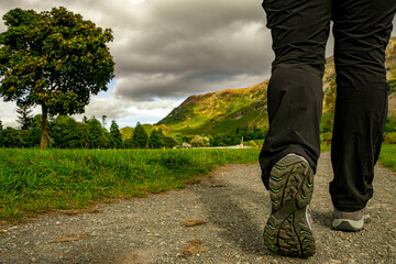 Piesza wycieczka, ludzkie nogi podczas marszu, dolina w Lake District (Kraina Jezior) obszar w północno-zachodniej Anglii w hrabstwie Kumbria