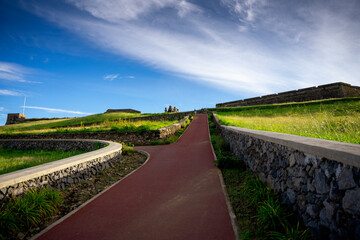 Czerwona droga na górę Monte Brasil, na której mieści się Forteca Świętego Jana Chrzciciela, widoczna w tle. © Aneta