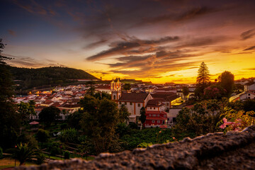 Angra do Heroísmo historyczne miasto stolica portugalskiej wyspy Terceira o zachodzie słońca, widok z lotu ptaka. - obrazy, fototapety, plakaty