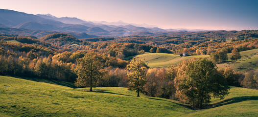 Fototapeta na wymiar Paysage d'Ariège en automne avec les Pyrénées en arrière-plan