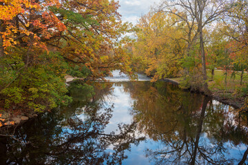 Fototapeta na wymiar Red Cedar river winding through Michigan State University campus during the Fall