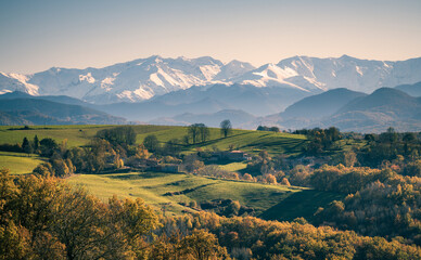 Paysage d'Ariège en automne avec les Pyrénées enneigées en arrière-plan